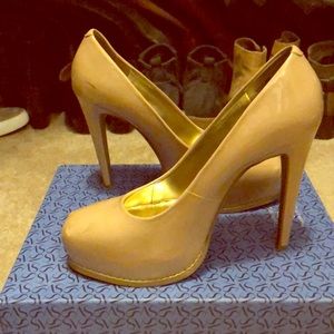 Vera Wang Nude Patton Platform heels size 7